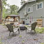 East Stroudsburg Home Near Skiing And Del Water Gap!