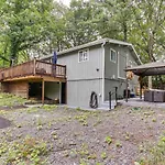 East Stroudsburg Home Near Skiing And Del Water Gap!